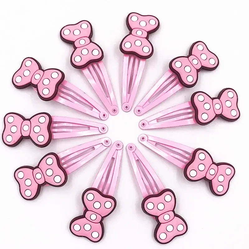 🎀 Lot de 10 pinces à cheveux Disney Mickey & Minnie 🎀 Pinces en PVC avec nœud à pois, style cartoon. Accessoires adorables pour filles — parfaits pour offrir ou compléter une tenue ! 💖