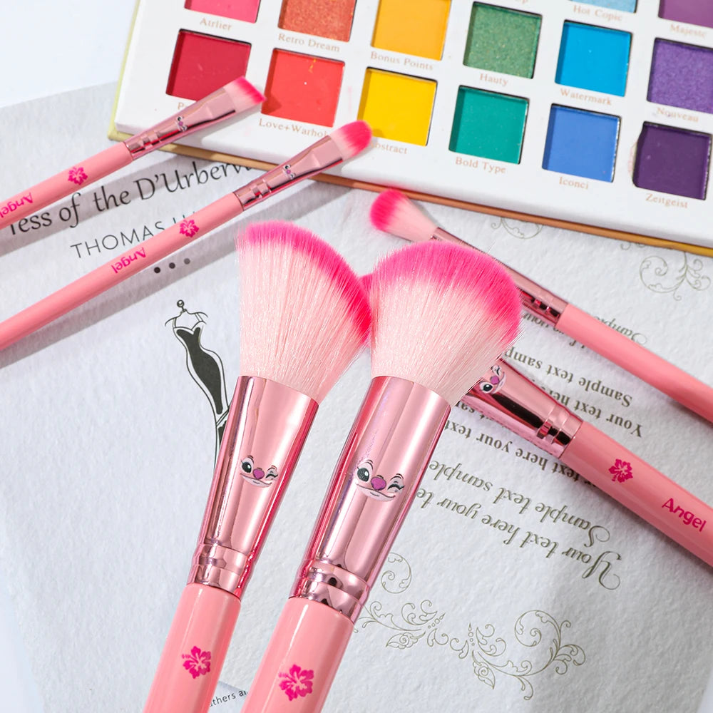 ✨ Set de 6 pinceaux roses Stitch trop mignons 💗🧸 – Pinceaux en bois pour fards à paupières 🎨, livré dans une jolie boîte cadeau 🎁 – Le choix parfait pour offrir ou se faire plaisir ! 🌟