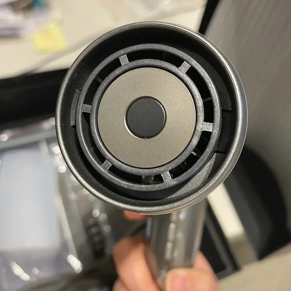 Sèche-cheveux professionnel à haute vitesse — souffle puissant, ions négatifs, séchage rapide idéal pour salons et soins capillaires.